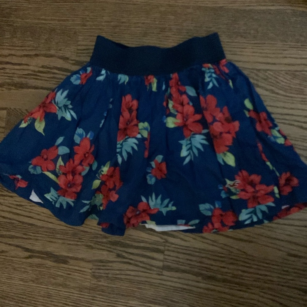 Size small Hollister blue floral skirt
